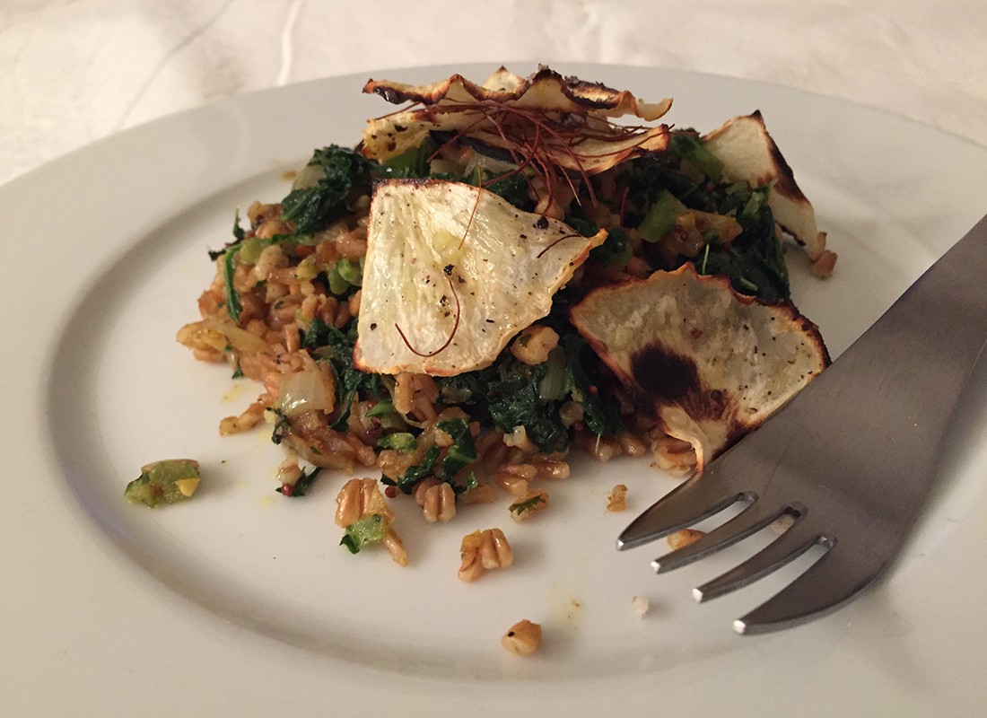 » Grünkohl mit Dinkel und Selleriechips